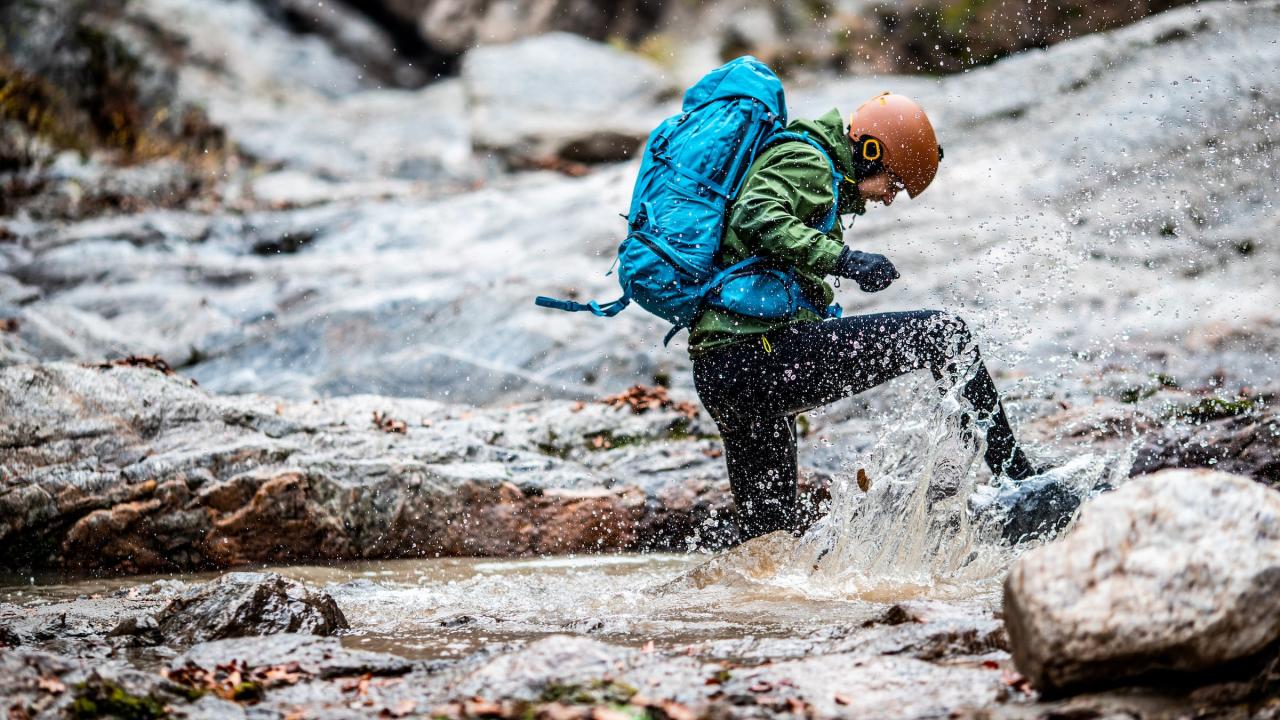 An athlete crosses a 25m wide river